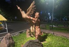 Фото - Подсветкой оформлен памятник Жар-птице на улице Щербакова в Петербурге